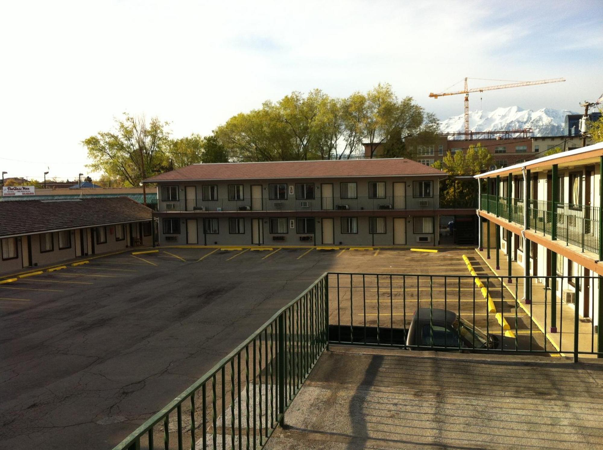 Provo Inn & Suites Bagian luar foto